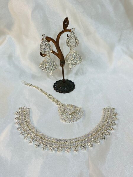 Elegant White Bridal Pearl Jewelry Set. Timeless Sophistication for Your Special Day